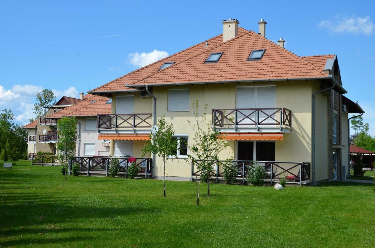 Vadszilva Apartman Балатонёсёд Экстерьер фото